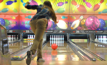 Bowling teams earn split with Heritage