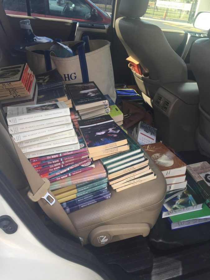 Adrienne+Gent+piles+books+into+her+car+to+lend+to+students.