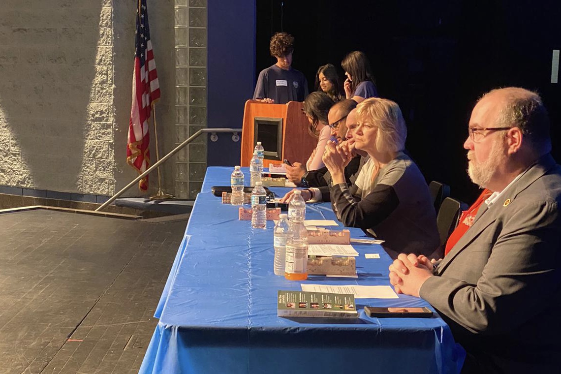 On November 2, Minds Without B0rders held a student-organized event at Eau Gallie High School to spread mental health awareness. A panelist discussion was held with clinical psychologists, school board members, and educators. 