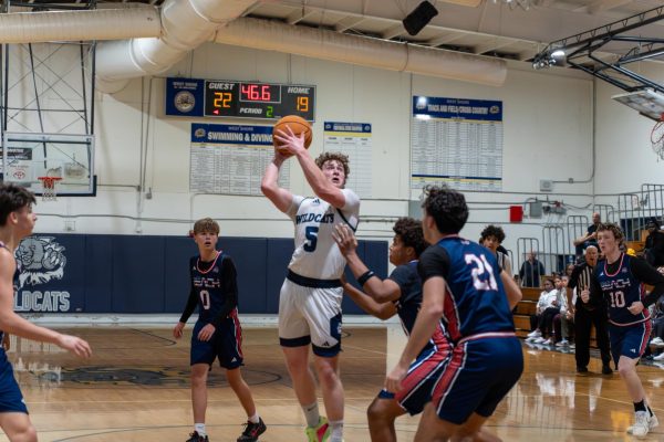 Minutemen Hold Off Wildcats’ Late Push on Senior Night, 50-45
